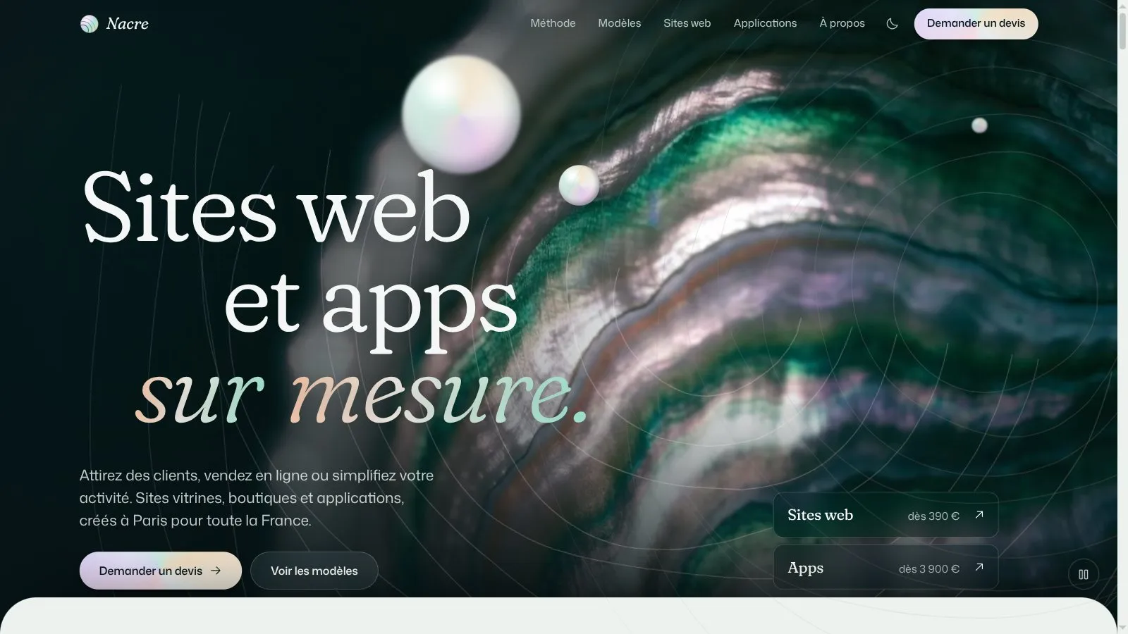 L'ouverture du site Nacre, le titre Sites web et apps sur mesure sur un film de nacre en macro