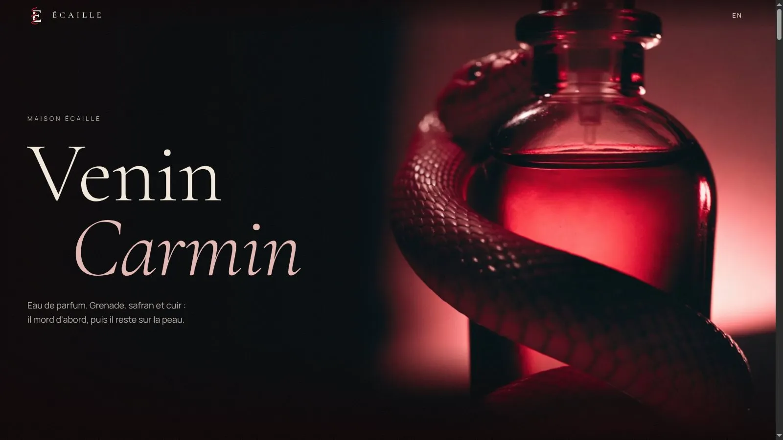 Le titre Venin Carmin à côté d'un flacon rouge autour duquel s'enroule un serpent